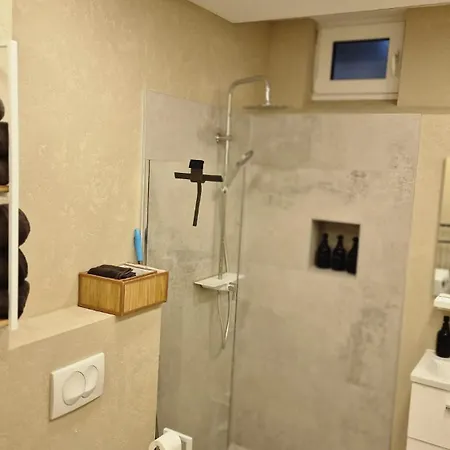 Auxbrg - 4 Zimmer, Xl Wasserbett, 65 Zoll Tv, Xl Terrasse